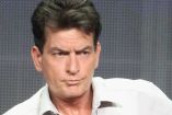 Charlie Sheen con rostro preocupado.