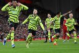 Jugadores de Arsenal celebran gol ante Liverpool.