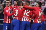 Jugadores del Atlético de Madrid celebran triunfo ante Sevilla en LaLiga.