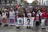 Padres de los 43 de Ayotzinapa durante una marcha.