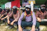 Integrantes del EZLN sentados.