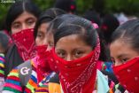 Mujeres zapatistas con pañuelos rojos cubriendo sus rostros, en una muestra de unidad y anonimato, representando la fortaleza y la solidaridad del movimiento en México.