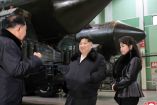 El cuarto líder coreano, Kim Jong Un, acompañado de su hija Kim Ju Ae, visita una planta de producción de vehículos militares.