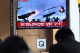 Ciudadanos coreanos ven en una pantalla el lanzamiento de misiles.