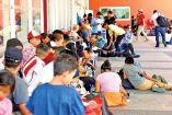 Migrantes que se dirigen a EU descansan afuera de una estación de autobuses, en Tuxtla Gutiérrez.  La caravana del Éxodo de la pobreza llegó a su fin la tarde de este martes en Mapastepec.