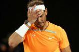 Rafael Nadal lamentándose con la mano en la cabeza.