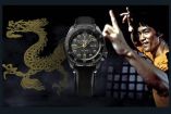 Reloj Seiko 5 Sports Bruce Lee Edición Limitada con esfera que muestra un dragón diseñado por Lee, correa de cuero negro y detalles que evocan a Jeet Kune Do, en una imagen que celebra el impacto cultural y la maestría en artes marciales de Bruce Lee.
