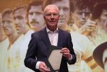 Franz Beckenbauer sosteniendo un reconocimiento.