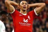 Trent Alexander-Arnold lamentándose con las manos en la cabeza.