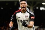 Raúl Jiménez celebra gol con Fulham en Premier League.
