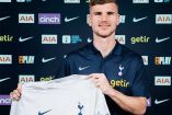 Timo Werner posando con la camiseta del Tottenham.