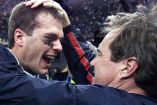 Tom Brady y Bill Belichick abrazándose.