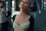 Ariana Grande con blusa blanca y suéter en video 'Yes, and?'