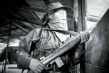 integtrante del EZLN posa con arma