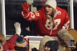 Taylor Swift y Brittany Mahomes lucieron chamarras personalizadas de sus parejas durante los playoffs de la NFL.