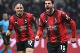 Jugadores de Milán celebran gol en Serie A ante la Roma.