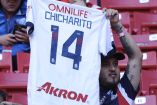 Aficionado de Chivas con el jersey de 'Chicharito'.