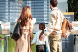 Familia en una terminal aérea.
