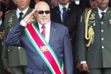 Desi Bouterse, expresidente de Surinam, haciendo saludo militar.