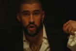 Bad Bunny en mesa sin cabello para video Monaco