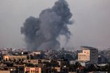 Bombardeo en ciudad de la Franja de Gaza. Columna de humo muestra la zona afectada.