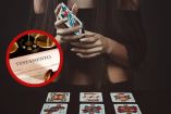 Medium leyendo las cartas junto a un testamento.