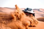 El Audi RS Q e-tron pasando por una duna en el Rally Dakar.