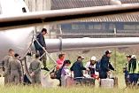 Los familiares de Macías llegaron a Guayaquil y permanecieron en la base aérea de la ciudad.