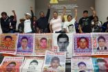 Padres con carteles de los 43 desaparecidos de Ayotzinapa.