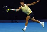 Carlos Alcaraz golpeando la pelota con la mano derecha.