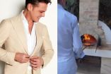 Luis Miguel con traje blanco y cocinando pizza