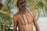 Snoop Dogg con lentes sin playera en playa