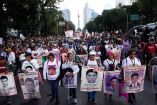 Marcha de padres de los jóvenes normalistas desaparecidos en Ayotzinapa