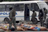 Policías y soldados de Ecuador someten a sospechos de narcotráfico en el suelo sin camisa, ni plantalones.