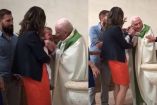 El papá del menor tomó entre sus brazos a su hijo y se lo arrebató al sacerdote