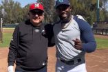 López Obrador junto a Randy Arozarena en un parque de beisbol.