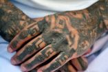 Miembro del mara salvatrucha con las manos llenas de tatuaje.