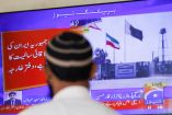 Hombre viendo la televisión sobre el conflicto entre Irán y Pakistán. (Reuters)