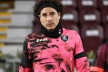 Guillermo Ochoa durante calentamiento de Salernitana previo a partido de Serie A.