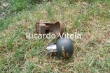 Hallazgo de una granada ofensiva en unos de los jardines contiguos al edificio.
