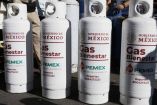 Una fila de tanques de Gas Bienestar en calles de la CDMX