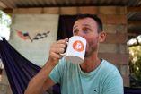 El bitcoiner estadunidense Corbin Keegan bebe de una taza con el logo de Bitcoin frente a la habitación que construyó en el patio de una casa de pescadores en Playa Blanca, en el municipio de Conchagua, El Salvador , el 11 de enero de 2024. Cuando el presidente Nayib Bukele anunció la construcción de “Bitcoin City”, la primera metrópolis bitcoin del mundo, Corbin Keegan dejó su vida en Chicago y decidió irse a El Salvador. Dos años y medio después, todavía espera que el proyecto se haga realidad.