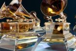 Estatuillas doradas de Grammy y fondo azul