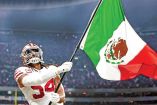 Jugador de 49ers ondea una bandera mexicana.