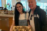 Demi Moore con galletas y Bruce Willis sonriendo