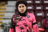 Guillermo Ochoa en el calentamiento de la Salernitana.