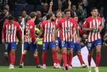 Jugadores de Atlético de Madrid celebran empate en el Santiago Bernabéu.