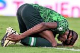 Victor Osimhen se duele en partido de Nigeria durante la Copa Africana de Naciones.