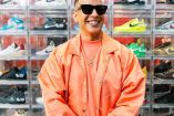 Daddy Yankee con chamarra y playera rosa, tenis at´ras