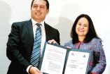 Javier Santoveña Raña y Paola Álvarez Malo, muestran un convenio firmado.